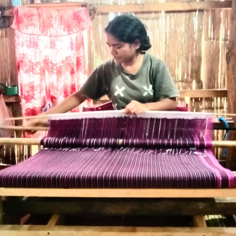 Bantu Rumah Tenun Ikat Untuk Kesejahteraan Perempuan Pelosok Flores Timur